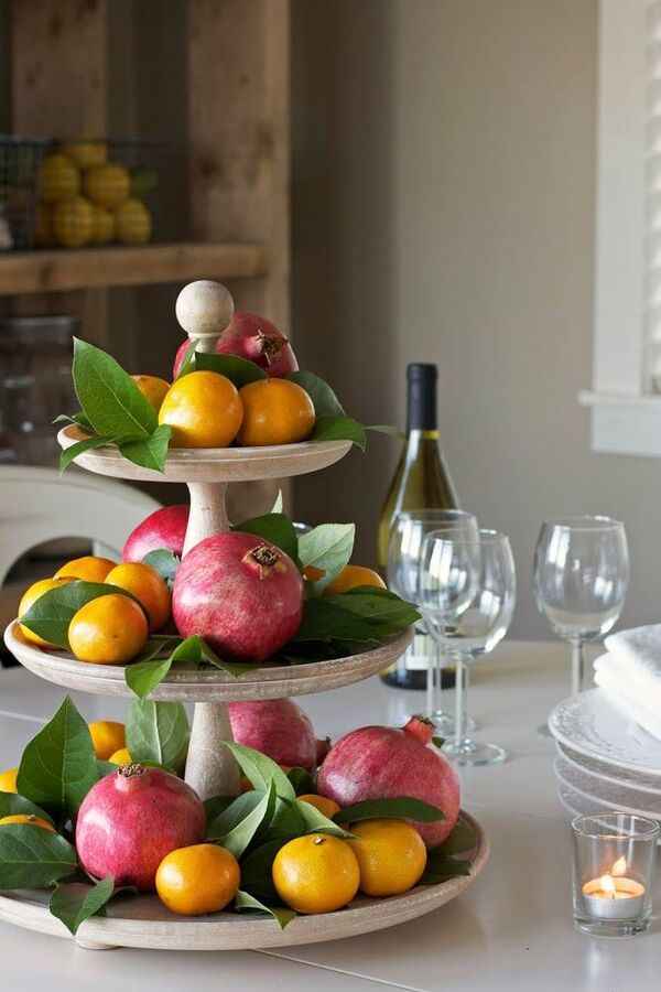 Lugn komposition med frukt, grönsaker och enkla råvaror på ljust bord